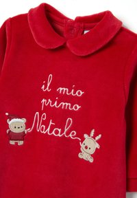 Mono de terciopelo rojo con cuello, texto bordado "il mio primo Natale", con personajes de oso y reno en un diseño adorable.