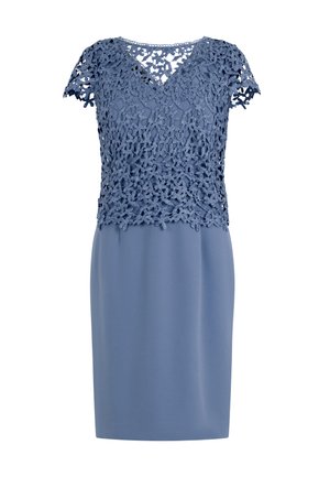 Robe bleue longueur genou avec manches courtes, présentant une superposition en dentelle florale sur le corsage et une jupe en tissu uni.