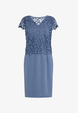 Robe bleue longueur genou avec manches courtes, présentant une superposition en dentelle florale sur le corsage et une jupe en tissu uni.