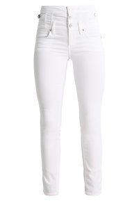 Jeans blancos de talle alto hechos de denim con una textura suave, que cuentan con una cremallera de botón, cinco bolsillos y un corte ajustado a lo largo de las piernas.