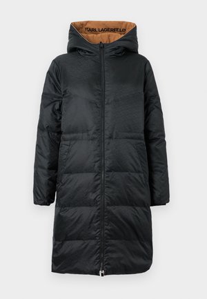 Fekete párnázott kabát kapucnival, teljes elülső cipzárral, texturált anyaggal és bézs béléssel, amelyen belül a "KARL LAGERFELD" márkázás található.