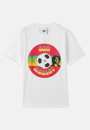 Wit T-shirt met een cirkel in rood, geel en groen met een afbeelding van een voetbal, de tekst Bob Marley en een portret aan de rechterkant.