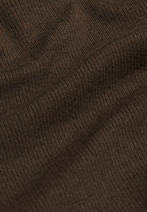 Brauner, gerippter Stoff mit weicher Textur und subtilen Tonwert-Variationen über die Oberfläche, die einen ruhigen visuellen Effekt erzeugen.