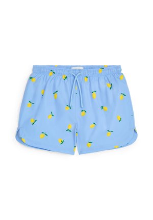 Short de bain bleu clair avec une taille élastique et un cordon, décoré d'un motif répétitif de citrons jaunes avec des feuilles vertes.