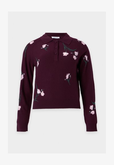 Pull en maille violet foncé à manches longues avec col, patte de boutonnage et motifs floraux rose clair avec tiges vertes éparpillés sur l'ensemble du vêtement.