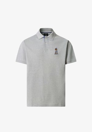 Jasnoszara koszulka polo z krótkim rękawem, z dwoma guzikami i niewielkim haftem misia w paskowanej koszuli na lewej piersi.