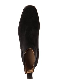 Bottine en daim noir avec panneaux latéraux élastiques et languette de tirage à l'arrière. Dotée d'une doublure intérieure lisse et d'un design à bout pointu.