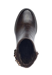 Bottine en cuir marron avec une finition lisse, un bout rond et une doublure intérieure douce. Présente des accents métalliques sur le côté.