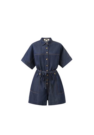 Combinaison short à manches courtes en denim bleu foncé avec boutons sur le devant, ceinture nouée à la taille, col et deux poches avant.