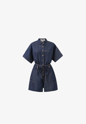 Combinaison short à manches courtes en denim bleu foncé avec boutons sur le devant, ceinture nouée à la taille, col et deux poches avant.