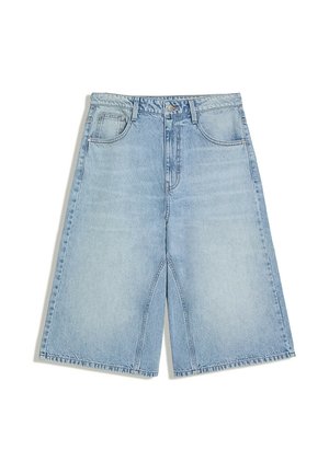 Short long en denim bleu clair avec poches avant, passants pour ceinture et fermeture par bouton et zip, posé à plat sur un fond blanc.