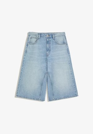 Svetlomodré dlhé rifľové šortky s prednými vreckami, pútkami na opasok a zapínaním na gombík a zips, položené na bielom pozadí.