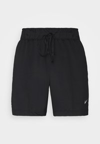 Pantalones cortos deportivos negros hechos de tela ligera, con una cintura elástica con cordón y un pequeño logo blanco en el lado inferior derecho.