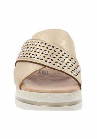 Sandalo slides beige con fasce incrociate caratterizzate da motivi ritagliati e dettagli in strass, posizionato su una suola bianca texturizzata con una striscia metallica.