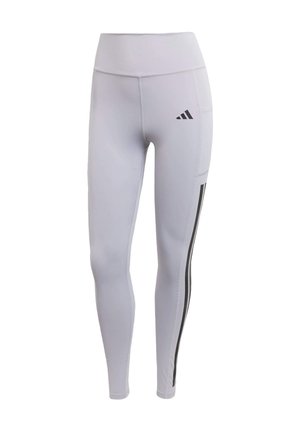 Mallas deportivas ajustadas en tela gris claro, con una cinturilla ancha y rayas negras en los laterales. Incluyen un pequeño bolsillo en el lateral.