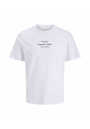 Wit T-shirt met korte mouwen en ronde hals met kleine zwarte tekst ""Originals Studio"" en extra kleinere tekst gecentreerd op de borst.