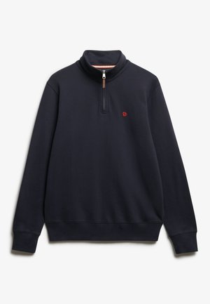 Felpa blu navy con colletto alto, chiusura a mezza zip e un piccolo logo rosso sul petto. Tessuto morbido in misto cotone, polsini a costine.