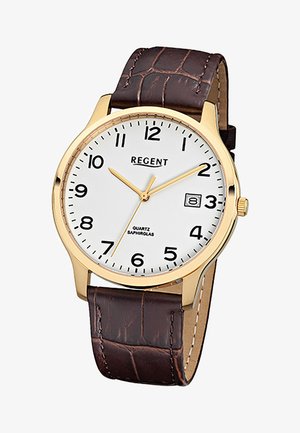 Montre analogique ton or avec cadran blanc, chiffres noirs, fenêtre de date à 3 heures, et bracelet en cuir marron avec détails de couture.