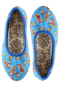 Blauwe stoffen instapschoenen met een patroon van rode brandweerauto's en groene accenten. Delicate randen met een beige voering aan de binnenkant.