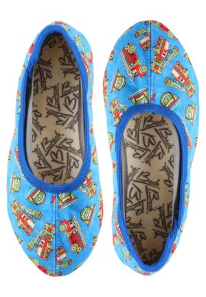 Blaue Stoff-Slipschuhe mit einem Muster aus roten Feuerwehrwagen und grünen Akzenten. Zarte Kanten mit beigem Innenfutter.