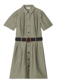 Robe boutonnée en tissu vert olive clair, à manches courtes, avec une ceinture tressée noire ornée d'une boucle en bois circulaire.
