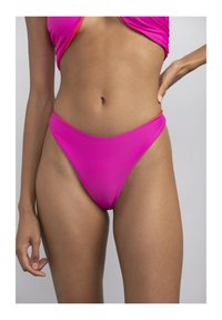Parte inferiore di bikini rosa con un design a vita alta, realizzata in tessuto morbido ed elasticizzato con copertura minima. I bordi senza cuciture offrono una finitura pulita.