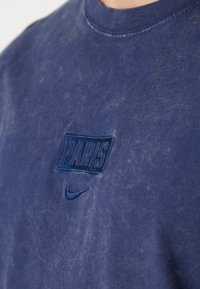 Nike Performance PARIS ST GERMAIN NIKE PRM ESSENTIAL TEE - T-shirt imprimé - midnight navy