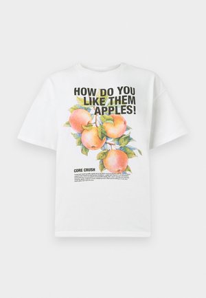 Witte katoenen t-shirt met een kleurrijke appelillustratie en vetgedrukte tekst die luidt: "HOE VIND JE DEZE APPELS!" en "KERNVERLIEFD."