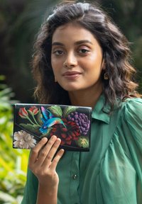 Zwart portemonnee met bloemborduursels beschikt over een kolibrie, kleurrijke bloemen en een strak design. Het materiaal lijkt op leer en heeft gedetailleerde accenten.