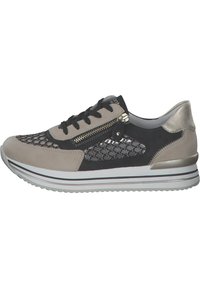 Scarpa sportiva in grigio e nero, caratterizzata da un design in rete testurizzata, con una zip metallica e una suola a strisce bianche. Pannello posteriore in pelle liscia.