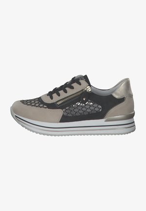Sportschuh in Grau und Schwarz, mit einem strukturierten Mesh-Design, metallischem Reißverschluss-Akzent und einer weißen Streifen-Sohle. Glattes Leder-Hinterteil.