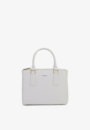 Witte faux leren handtas met twee korte handvatten, een ritssluiting aan de bovenkant, gepolijst gouden hardware en een merklogo dat op de voorkant is geperst.