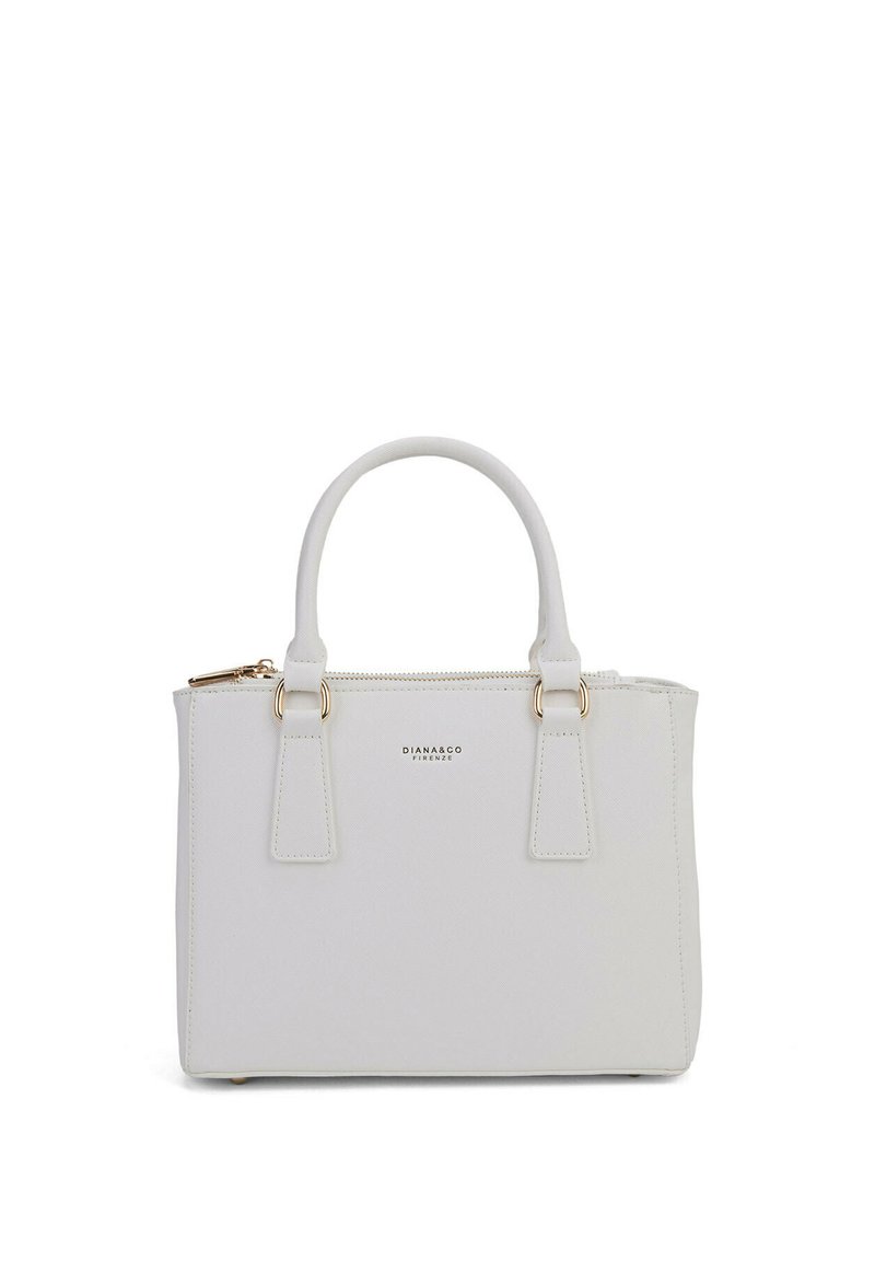 Borsa in ecopelle bianca con due manici corti, chiusura superiore con cerniera, hardware dorato lucido e logo del marchio impresso sulla parte anteriore.