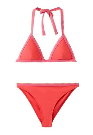 Bikini deux pièces corail avec bordure rose, haut triangle noué au cou et bas taille basse assorti avec bords cousus.