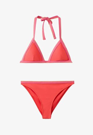 Bikini a due pezzi color corallo con rifiniture rosa, top a triangolo allacciato al collo e slip a vita bassa abbinati con bordi cuciti.