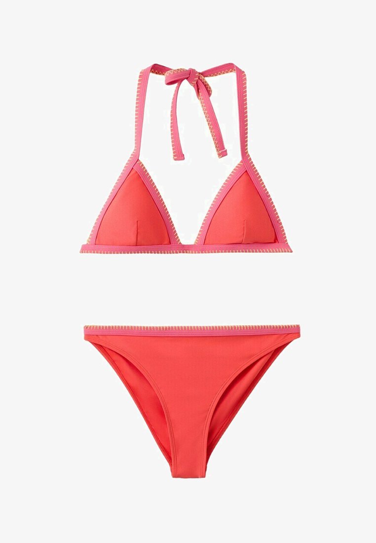 Dvojdielne plavky v koralovej farbe s ružovým lemom, trojuholníkový halterový top zaviazaný na krku a zodpovedajúce nohavičky s nízkym pásom a prešitými okrajmi.