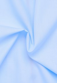 Tessuto azzurro chiaro con una texture liscia e morbida, caratterizzato da una leggera lucentezza e pieghe sottili, che indicano un materiale leggero e flessibile.