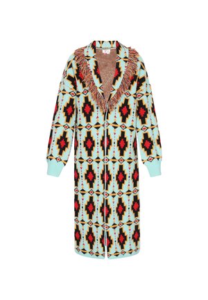 Cardigan lungo caratterizzato da un intricato motivo rosso, nero e oro su uno sfondo azzurro chiaro, con un colletto frangiato e polsini a costine.