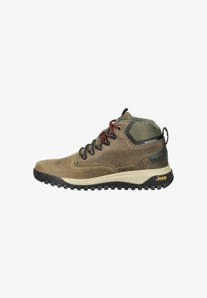 Scarpe da trekking impermeabili marroni con tomaia testurizzata, lacci rossi e neri, soletta imbottita e battistrada robusto. Presentano il marchio Jeep.
