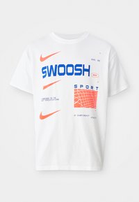 Balts kokvilnas t-krekls ar zilu un oranžu grafisko drukājumu. Izceļas vārds "SWOOSH" un ģeometriska basketbola tīkla dizains.
