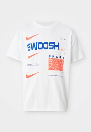 Valkoinen puuvillapaita, jossa on sininen ja oranssi graafinen printti. Huomiota herättäviä elementtejä ovat sana "SWOOSH" ja geometrinen koripalloverkko-kuvio.