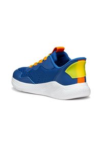 Scarpa sportiva blu con una tomaia texturizzata, lacci arancioni e un accento di tallone giallo brillante. Presenta una suola bianca texturizzata per una migliore aderenza.