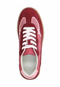 Rode en roze sneaker met een bovenwerk van suède en mesh, witte veters en een bruine rubberen zool. Heeft een ronde neus en contrasterende panelen.