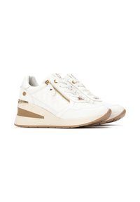 Zapatillas blancas con un diseño acolchado, acentos de hardware dorado, un zipper lateral y una suela en cuña. Parte superior texturizada y punta redondeada.