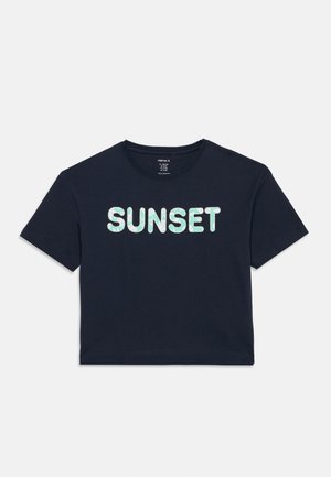 Navyblaue, kurz geschnittene T-Shirt mit kurzen Ärmeln, auf der das Wort "SUNSET" in großen weißen Buchstaben mit türkisfarbenen Blumenmustern zu sehen ist.