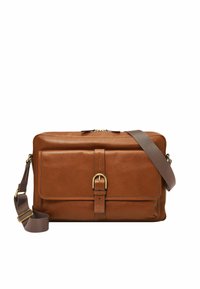 Braune Leder-Umhängetasche mit einer vorderen Klappe und goldenen Beschlägen. Verfügt über einen verstellbaren braunen Gurt und eine glatte, strukturierte Oberfläche.