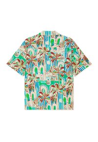 Chemise à manches courtes avec un imprimé tropical coloré présentant des palmiers, des arches et des motifs bleus et verts sur un fond clair.