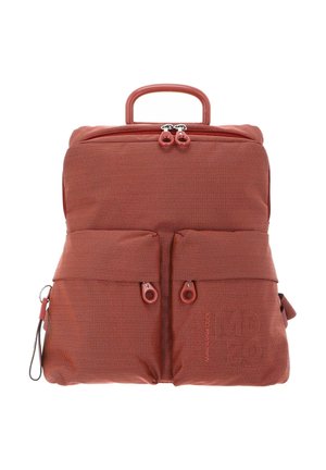 Zaino rosso con una texture, dotato di maniglia superiore, doppia cerniera principale e due tasche frontali con cerniera.