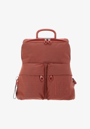 Sac à dos rouge texturé avec poignée supérieure, double fermeture éclair principale et deux poches avant zippées.