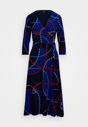 Vestido wrap marino con mangas tres cuartos que presenta un patrón de cuerdas en rojo y azul claro. Tejido ligero con cintura ajustada y falda fluida.